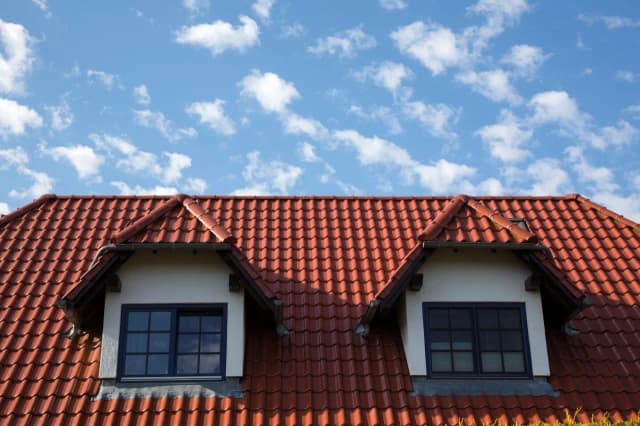 Dachówka ceramiczna czy betonowa – co wybrać, aby uniknąć błędów?