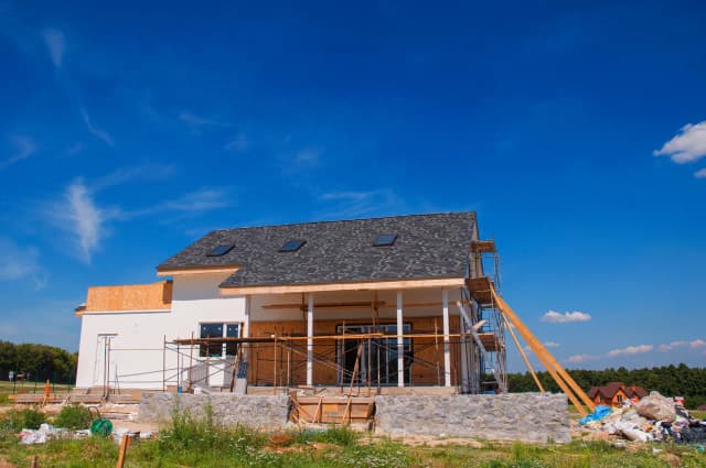 Ile kosztuje budowa domu parterowego 120m2? Sprawdź ceny i oszczędności