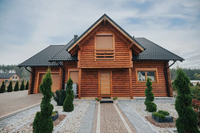Ile kosztuje budowa domku drewnianego? Sprawdź, co wpływa na ceny